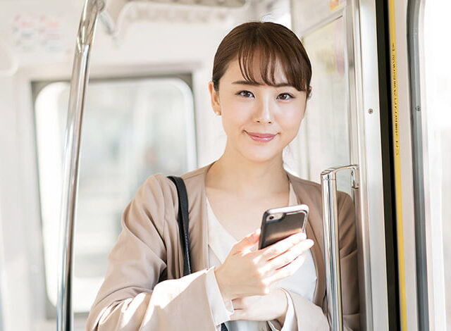 体調を整えようと深呼吸する姿。更年期の動悸やほてりに悩む女性の穏やかなイメージ。