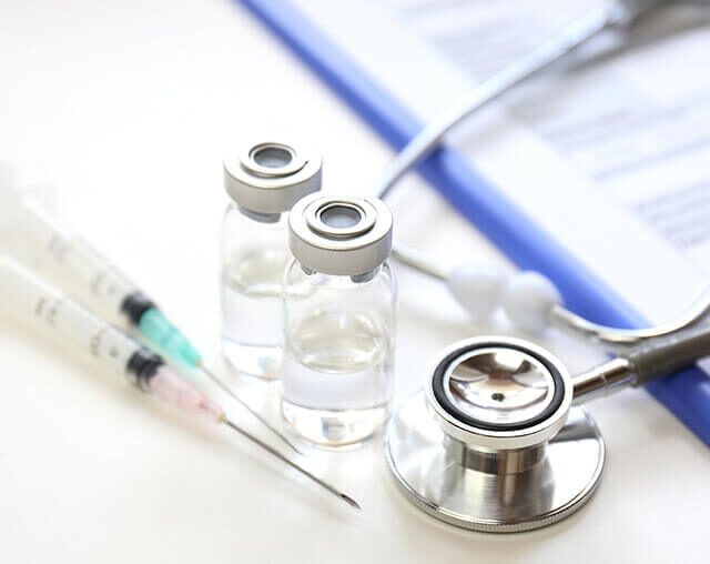 豊中駅前さかい内科・循環器クリニックでインフルエンザ予防接種を受ける患者と医師の写真｜安心・丁寧な予防接種対応