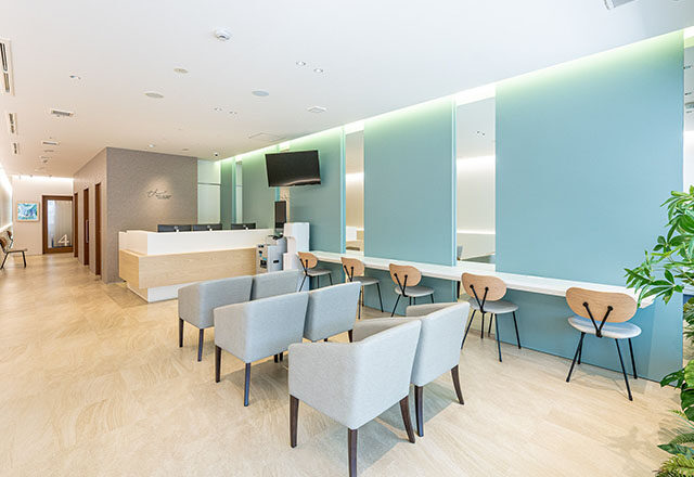 豊中駅前さかい内科・循環器クリニックの明るい待合室。生活習慣病や睡眠時無呼吸症候群の相談で通院する患者さんをやさしく迎える内科・循環器内科クリニックの様子