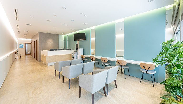 豊中駅前さかい内科・循環器クリニックの明るい待合室。生活習慣病や睡眠時無呼吸症候群の相談で通院する患者さんをやさしく迎える内科・循環器内科クリニックの様子