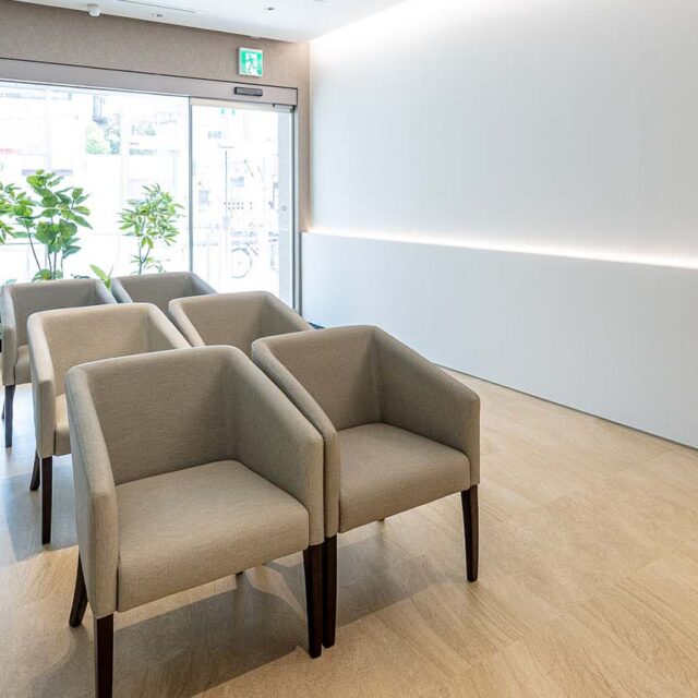 豊中駅前さかい内科・循環器クリニックの院内風景。落ち着いた空間で、むくみや冷えなど循環の不調を相談しやすい環境を整えた待合室。